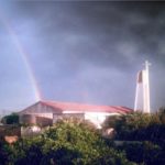 Iglesia con arco iris